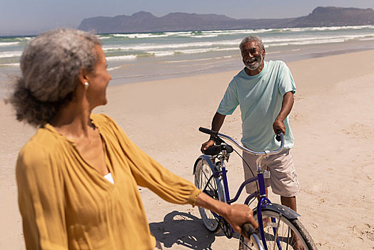 老年,夫妻,站立,自行车,互相看,海滩,山,背影