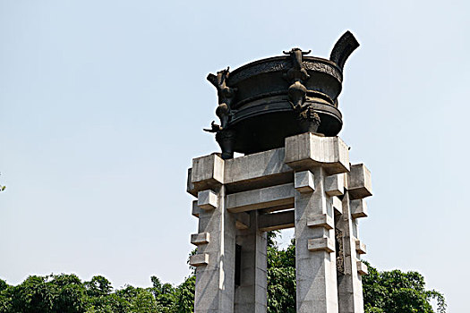 成都浣花溪公园,高台上的大鼎