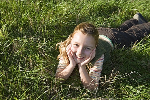 女孩,7-9岁,躺着,草,休息,手托下巴,微笑,特写,头像