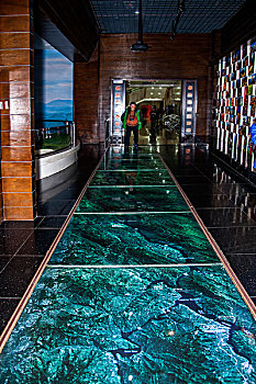 重庆三峡博物馆三峡历史厅展示的长江三峡地址地貌卫星图