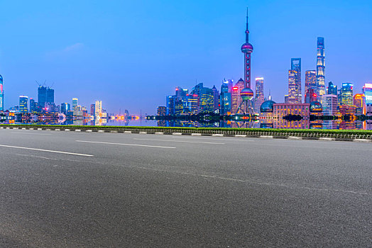 城市道路和上海陆家嘴建筑群夜景