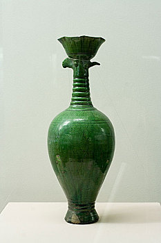 内蒙古博物馆陈列辽代绿釉凤首瓶
