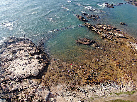 山东省日照市,夏日海边风景如画,私家车挤爆民宿旅游村停车场