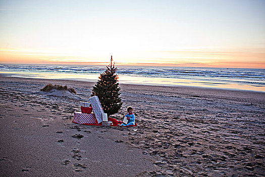 女孩,坐,海滩,圣诞树,礼物