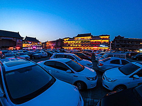 杨柳青古典建筑群中的停车场