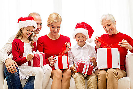 家庭,休假,圣诞节,人,概念,微笑,打开,礼盒,在家