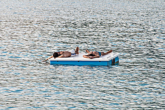 两个男人,躺着,漂浮,海中,意大利,欧洲