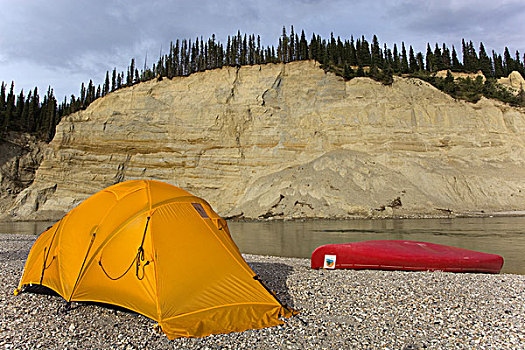 露营,帐蓬,独木舟,砾石,高,切削,河,悬崖,腐蚀,后面,育空地区,加拿大