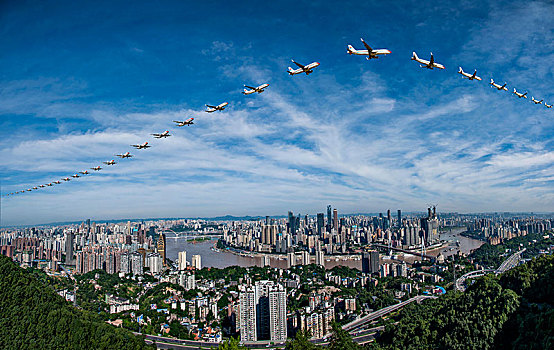 中国东方航空的飞机正飞越重庆市上空