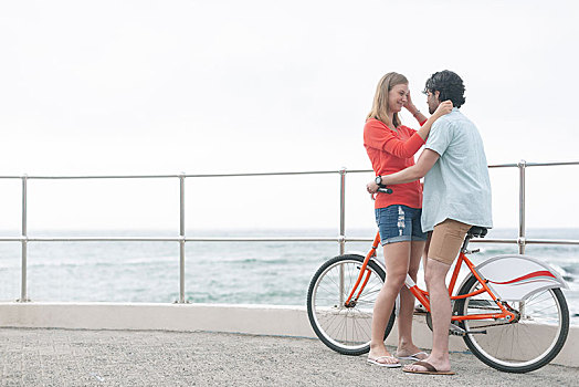 浪漫,白人,情侣,尴尬,相互,自行车,海滩