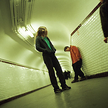 年轻人,站立,地铁,走廊