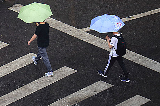 雨中行人