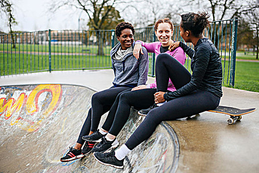 三个女人,玩滑板,交谈,滑板,公园