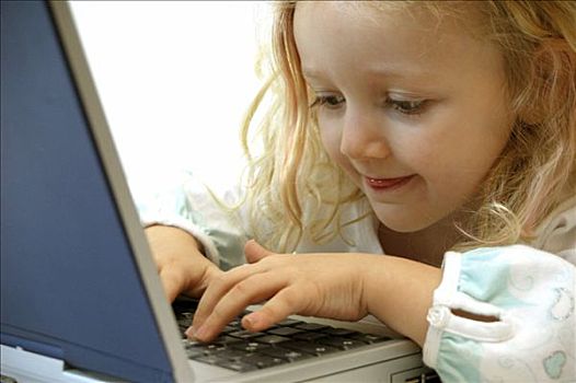 小女孩,工作,笔记本电脑