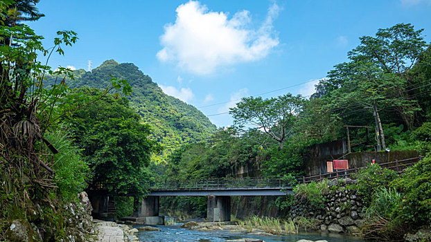 山谷里翠绿的小溪上石头砌出来的拱桥