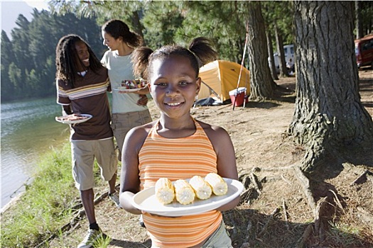 家庭,午餐,野营之旅,旁侧,湖,聚焦,女孩,7-9岁,盘子,玉米棒子,微笑,头像