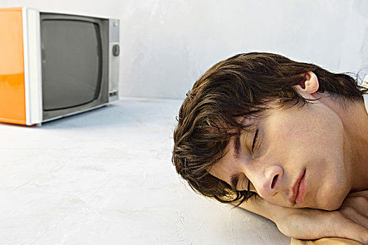 男青年,休息,手托头,闭眼,电视,背景