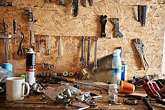 工作台,工具,自行车,修理店,咖啡杯,手工工具,螺母,螺钉,扳手