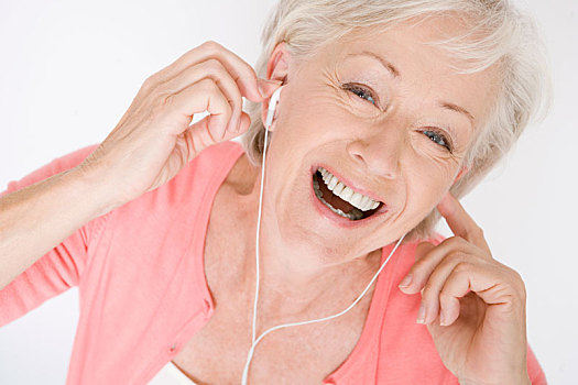老年,女人,听歌,mp3播放器,笑