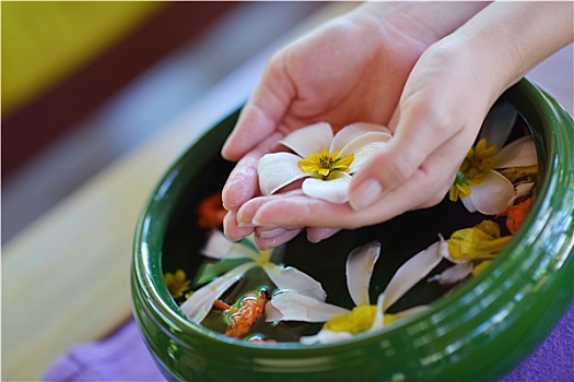 女性,手,花,水中