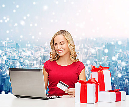 圣诞节,休假,科技,购物,概念,微笑,女人,红色,留白,衬衫,礼盒,信用卡,笔记本电脑,上方,蓝色,背景