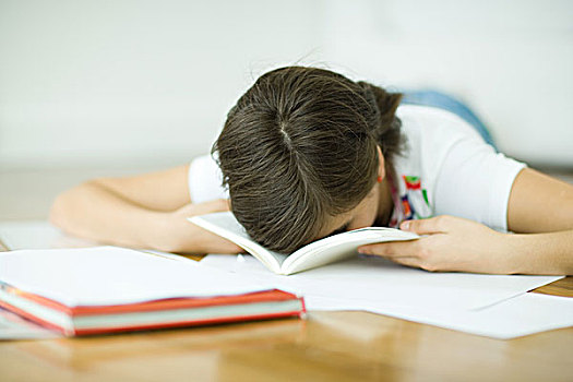 少女,躺着,地面,家庭作业,休息,脸,书本
