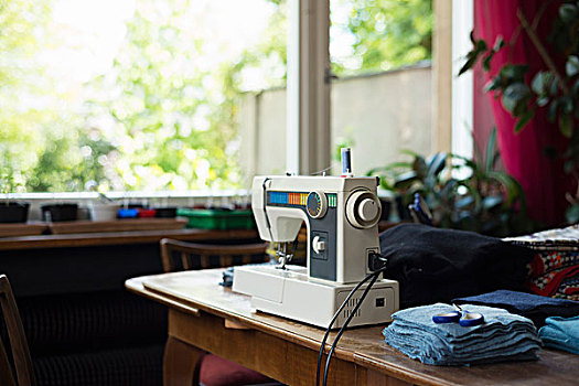 缝纫机,桌上