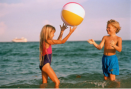 男孩,女孩,泳衣,玩,水皮球,海滩