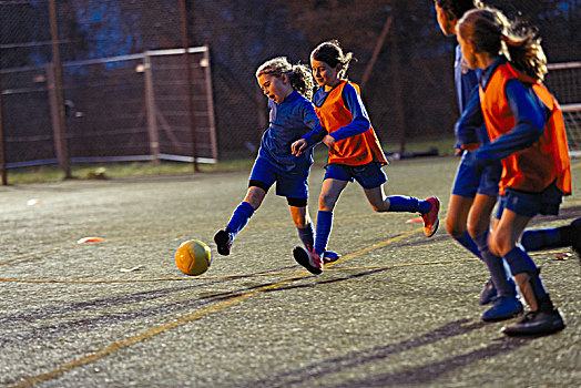 女孩,足球队,练习,场地,夜晚