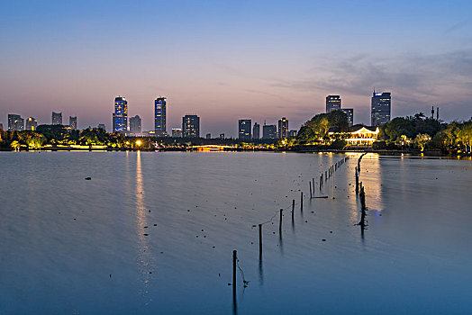 城市湖边夜景