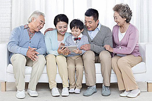穿休閑服裝坐在沙發(fā)上的一家人