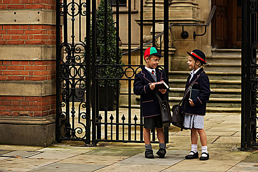 男孩,女孩,学生,制服,交谈,户外,学校,伦敦,英格兰