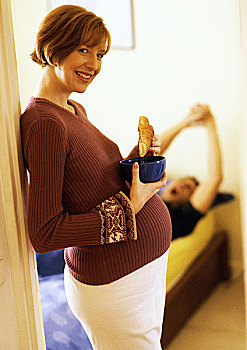 孕妇,站立,碗,牛角面包,头像