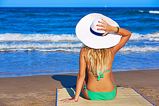 金发,女孩,坐,看,海洋,沙滩帽,后面,背面视角