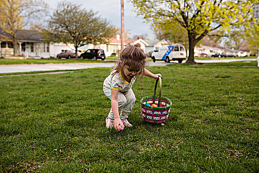 女孩,站立,草坪,拿着,小,篮子,挑选,向上,复活节彩蛋