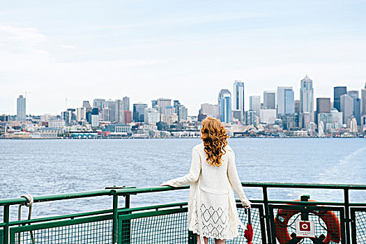 后视图,女人,看,城市天际线,乘客,渡轮,普吉特湾,西雅图,美国