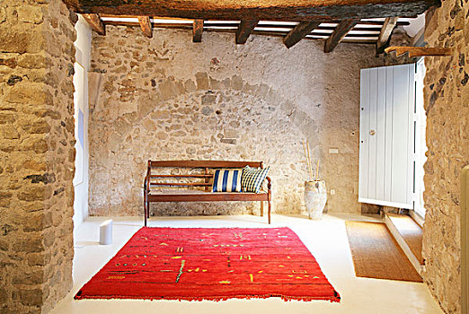 红色,地毯,木制长椅,大厅,石屋