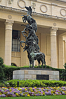上海友谊会堂前的著名雕塑,飞跃的马