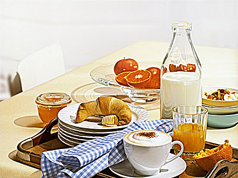 早餐托盘,卡布奇诺,牛角面包,橙汁