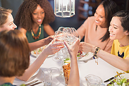 微笑,女人,朋友,祝酒,白葡萄酒杯,就餐,餐厅桌子
