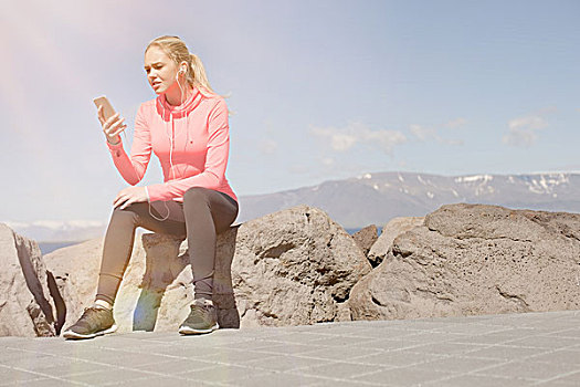 少女,穿,运动,衣服,坐,石头,看,手机,雷克雅未克,冰岛