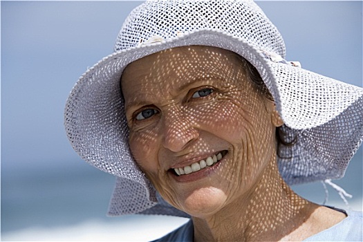 老年,女人,戴着,遮阳帽,站立,海滩,微笑,特写,头像