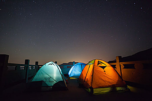 帐篷和夜晚的星空