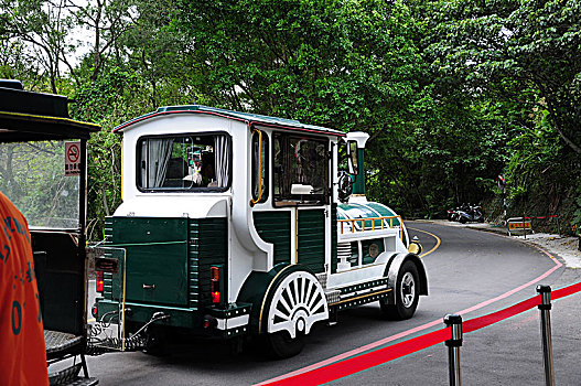 台湾台北,市立动物园,载客观光旅游的游园车,复古的造型