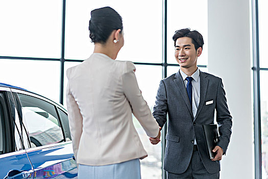 年轻女子选购汽车