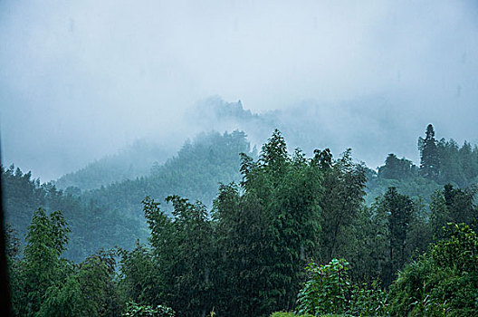 雨雾山景