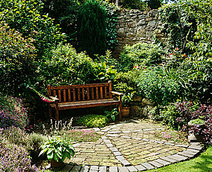 木制长椅,内庭,围绕,绿色植物,花,多年生植物