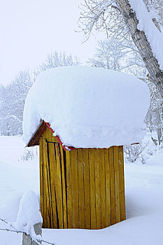 大雪覆盖的木屋岗楼