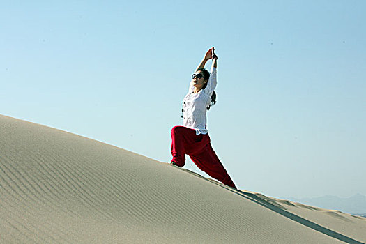 沙漠中练瑜伽