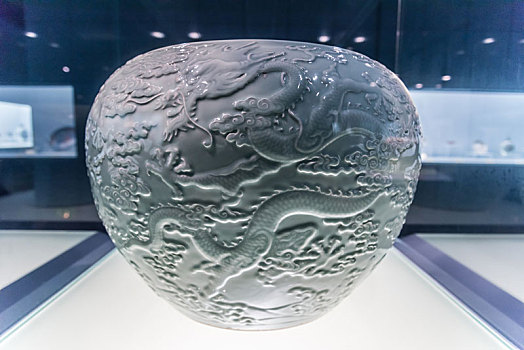 上海博物馆的清雍正景德镇窑青釉云龙纹缸